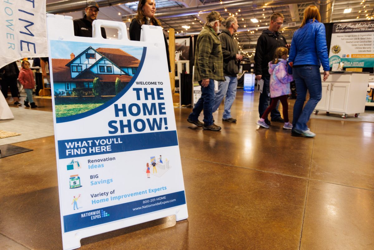Homeowners and exhibitors at a Nationwide Expos home show, photo 1